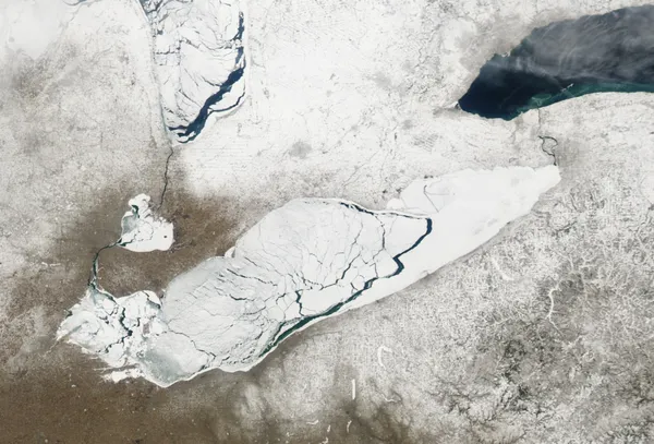Massive crack forms across Lake Erie ice as coverage nears 96%, raising safety concerns